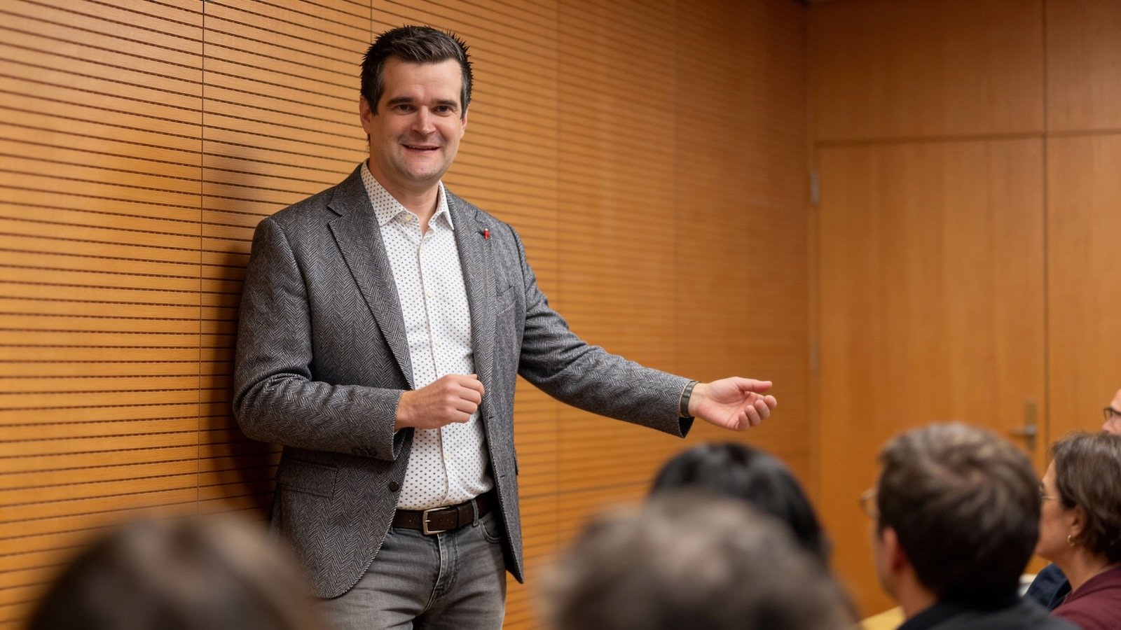 Buchpremiere von Markus Kirchmair in Hall in Tirol — volles Haus beim KI-Reality-Check